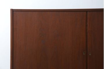 デンマークビンテージ　Soborg Mobelfabrik(ソボー・モベルファブリク)製　Borge Mogensen(ボーエ・モーエンセン)　チーク材の温かな色合いと洗練されたデザインが魅力のサイドボード(サイドキャビネット、戸棚、収納棚、ヴィンテージ、北欧)(R-079758)
