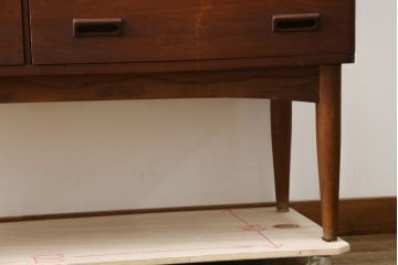 デンマークビンテージ　Soborg Mobelfabrik(ソボー・モベルファブリク)製　Borge Mogensen(ボーエ・モーエンセン)　チーク材の温かな色合いと洗練されたデザインが魅力のサイドボード(サイドキャビネット、戸棚、収納棚、ヴィンテージ、北欧)(R-079758)