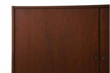 デンマークヴィンテージ　Soborg Mobelfabrik(ソボー・モベルファブリク)製　Borge Mogensen(ボーエ・モーエンセン)　チーク材　洗練されたデザインが魅力のキャビネット　(R-079758)