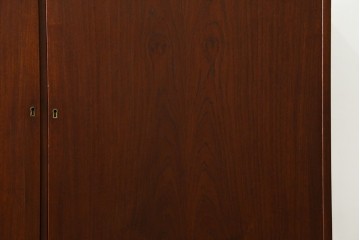 デンマークヴィンテージ　Soborg Mobelfabrik(ソボー・モベルファブリク)製　Borge Mogensen(ボーエ・モーエンセン)　チーク材　洗練されたデザインが魅力のキャビネット　(R-079758)