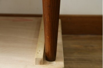 デンマークヴィンテージ　Soborg Mobelfabrik(ソボー・モベルファブリク)製　Borge Mogensen(ボーエ・モーエンセン)　チーク材　洗練されたデザインが魅力のキャビネット　(R-079758)