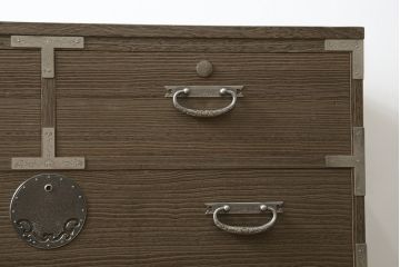 中古　美品　伝統工芸　桐屋田中製　意匠を凝らした美しい金具が魅力的な加茂総桐箪笥(総桐たんす、和たんす、衣装タンス、収納箪笥、整理箪笥、サイドチェスト、サイドボード、引き出し)(定価推定約42万)(R-079761)