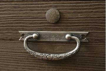 中古　美品　伝統工芸　桐屋田中製　意匠を凝らした美しい金具が魅力的な加茂総桐箪笥(総桐たんす、和たんす、衣装タンス、収納箪笥、整理箪笥、サイドチェスト、サイドボード、引き出し)(定価推定約42万)(R-079761)