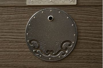 中古　美品　伝統工芸　桐屋田中製　意匠を凝らした美しい金具が魅力的な加茂総桐箪笥(総桐たんす、和たんす、衣装タンス、収納箪笥、整理箪笥、サイドチェスト、サイドボード、引き出し)(定価推定約42万)(R-079761)