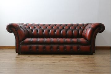 中古　超美品　イギリスハンドメイド　DISTINCTIVE CHESTERFIELDS(ディスティンクティブ・チェスターフィールド)　本革(レザー)　クラシカルなお部屋の主役にピッタリの3シーターチェスターフィールドソファ(三人掛け、3P、アームソファ、英国)(R-079762)