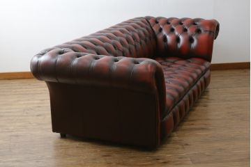 中古　超美品　イギリスハンドメイド　DISTINCTIVE CHESTERFIELDS(ディスティンクティブ・チェスターフィールド)　本革(レザー)　クラシカルなお部屋の主役にピッタリの3シーターチェスターフィールドソファ(三人掛け、3P、アームソファ、英国)(R-079762)