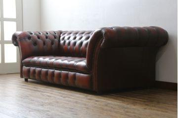 中古　超美品　イギリスハンドメイド　DISTINCTIVE CHESTERFIELDS(ディスティンクティブ・チェスターフィールド)　本革(レザー)　クラシカルなお部屋の主役にピッタリの3シーターチェスターフィールドソファ(三人掛け、3P、アームソファ、英国)(R-079762)