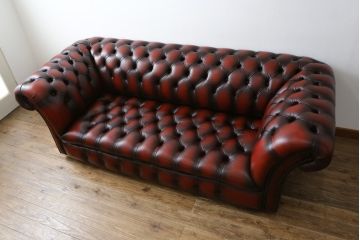 中古　超美品　イギリスハンドメイド　DISTINCTIVE CHESTERFIELDS(ディスティンクティブ・チェスターフィールド)　本革(レザー)　クラシカルなお部屋の主役にピッタリの3シーターチェスターフィールドソファ(三人掛け、3P、アームソファ、英国)(R-079762)