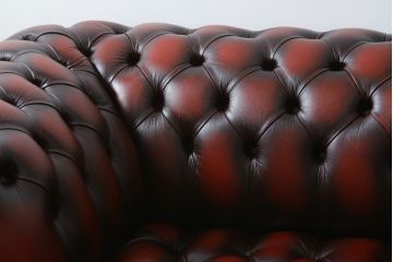 中古　超美品　イギリスハンドメイド　DISTINCTIVE CHESTERFIELDS(ディスティンクティブ・チェスターフィールド)　本革(レザー)　クラシカルなお部屋の主役にピッタリの3シーターチェスターフィールドソファ(三人掛け、3P、アームソファ、英国)(R-079762)