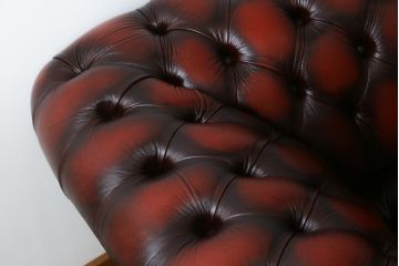 中古　超美品　イギリスハンドメイド　DISTINCTIVE CHESTERFIELDS(ディスティンクティブ・チェスターフィールド)　本革(レザー)　クラシカルなお部屋の主役にピッタリの3シーターチェスターフィールドソファ(三人掛け、3P、アームソファ、英国)(R-079762)