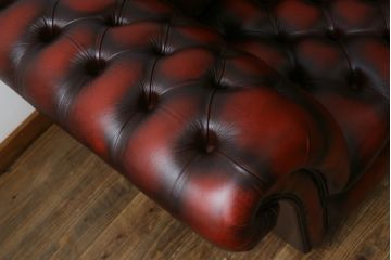 中古　超美品　イギリスハンドメイド　DISTINCTIVE CHESTERFIELDS(ディスティンクティブ・チェスターフィールド)　本革(レザー)　クラシカルなお部屋の主役にピッタリの3シーターチェスターフィールドソファ(三人掛け、3P、アームソファ、英国)(R-079762)