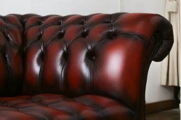 中古　超美品　イギリスハンドメイド　DISTINCTIVE CHESTERFIELDS(ディスティンクティブ・チェスターフィールド)　本革(レザー)　クラシカルなお部屋の主役にピッタリの3シーターチェスターフィールドソファ(三人掛け、3P、アームソファ、英国)(R-079762)