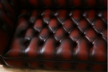 中古　超美品　イギリスハンドメイド　DISTINCTIVE CHESTERFIELDS(ディスティンクティブ・チェスターフィールド)　本革(レザー)　クラシカルなお部屋の主役にピッタリの3シーターチェスターフィールドソファ(三人掛け、3P、アームソファ、英国)(R-079762)