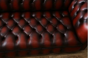 中古　超美品　イギリスハンドメイド　DISTINCTIVE CHESTERFIELDS(ディスティンクティブ・チェスターフィールド)　本革(レザー)　クラシカルなお部屋の主役にピッタリの3シーターチェスターフィールドソファ(三人掛け、3P、アームソファ、英国)(R-079762)