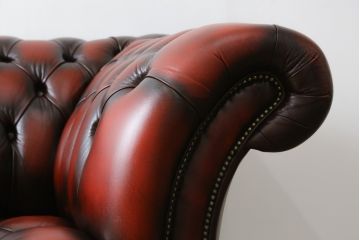 中古　超美品　イギリスハンドメイド　DISTINCTIVE CHESTERFIELDS(ディスティンクティブ・チェスターフィールド)　本革(レザー)　クラシカルなお部屋の主役にピッタリの3シーターチェスターフィールドソファ(三人掛け、3P、アームソファ、英国)(R-079762)