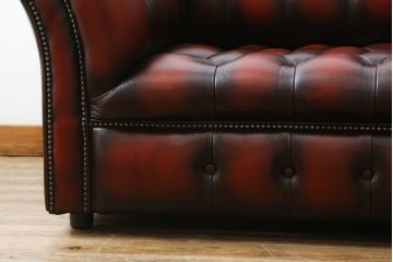 中古　超美品　イギリスハンドメイド　DISTINCTIVE CHESTERFIELDS(ディスティンクティブ・チェスターフィールド)　本革(レザー)　クラシカルなお部屋の主役にピッタリの3シーターチェスターフィールドソファ(三人掛け、3P、アームソファ、英国)(R-079762)
