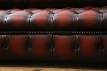 中古　超美品　イギリスハンドメイド　DISTINCTIVE CHESTERFIELDS(ディスティンクティブ・チェスターフィールド)　本革(レザー)　クラシカルなお部屋の主役にピッタリの3シーターチェスターフィールドソファ(三人掛け、3P、アームソファ、英国)(R-079762)