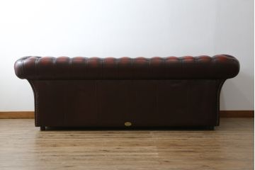 中古　超美品　イギリスハンドメイド　DISTINCTIVE CHESTERFIELDS(ディスティンクティブ・チェスターフィールド)　本革(レザー)　クラシカルなお部屋の主役にピッタリの3シーターチェスターフィールドソファ(三人掛け、3P、アームソファ、英国)(R-079762)