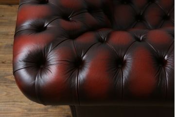 中古　超美品　イギリスハンドメイド　DISTINCTIVE CHESTERFIELDS(ディスティンクティブ・チェスターフィールド)　本革(レザー)　クラシカルなお部屋の主役にピッタリの3シーターチェスターフィールドソファ(三人掛け、3P、アームソファ、英国)(R-079762)
