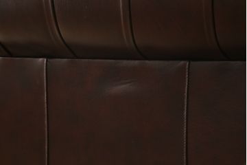 中古　超美品　イギリスハンドメイド　DISTINCTIVE CHESTERFIELDS(ディスティンクティブ・チェスターフィールド)　本革(レザー)　クラシカルなお部屋の主役にピッタリの3シーターチェスターフィールドソファ(三人掛け、3P、アームソファ、英国)(R-079762)