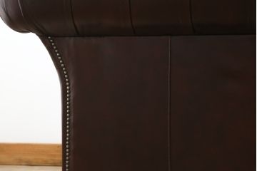 中古　超美品　イギリスハンドメイド　DISTINCTIVE CHESTERFIELDS(ディスティンクティブ・チェスターフィールド)　本革(レザー)　クラシカルなお部屋の主役にピッタリの3シーターチェスターフィールドソファ(三人掛け、3P、アームソファ、英国)(R-079762)