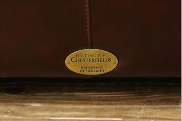 中古　超美品　イギリスハンドメイド　DISTINCTIVE CHESTERFIELDS(ディスティンクティブ・チェスターフィールド)　本革(レザー)　クラシカルなお部屋の主役にピッタリの3シーターチェスターフィールドソファ(三人掛け、3P、アームソファ、英国)(R-079762)