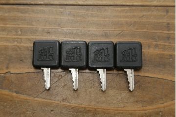 中古　美品　イタリア製　i4MARIANI(クアトロ・マリアーニ)　Guido Faleschini(グイド・ファレスキーニ)デザイン　DOLMEN(ドルメン)　本革(レザー)張りの独特の風合いが楽しめるおしゃれなサイドボード(サイドキャビネット、収納棚、戸棚、リビングボード)(定価約200万円)(R-079764)