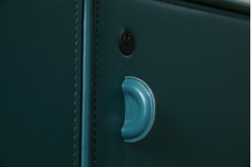 中古　美品　イタリア製　i4MARIANI(クアトロ・マリアーニ)　Guido Faleschini(グイド・ファレスキーニ)デザイン　DOLMEN(ドルメン)　本革(レザー)張りの独特の風合いが楽しめるおしゃれなサイドボード　定価約200万円　(R-079764)