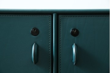 中古　美品　イタリア製　i4MARIANI(クアトロ・マリアーニ)　Guido Faleschini(グイド・ファレスキーニ)デザイン　DOLMEN(ドルメン)　本革(レザー)張りの独特の風合いが楽しめるおしゃれなサイドボード　定価約200万円　(R-079764)