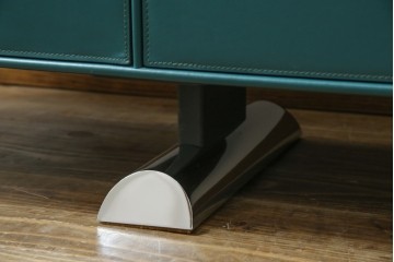 中古　美品　イタリア製　i4MARIANI(クアトロ・マリアーニ)　Guido Faleschini(グイド・ファレスキーニ)デザイン　DOLMEN(ドルメン)　本革(レザー)張りの独特の風合いが楽しめるおしゃれなサイドボード　定価約200万円　(R-079764)