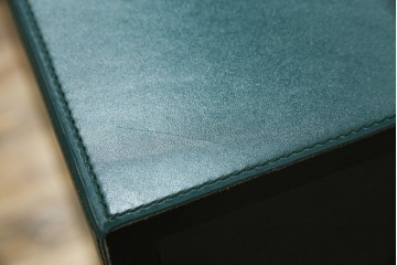 中古　美品　イタリア製　i4MARIANI(クアトロ・マリアーニ)　Guido Faleschini(グイド・ファレスキーニ)デザイン　DOLMEN(ドルメン)　本革(レザー)張りの独特の風合いが楽しめるおしゃれなサイドボード　定価約200万円　(R-079764)