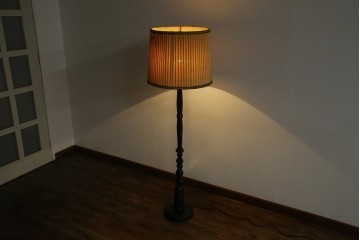 和製ヴィンテージ　大正ロマン　無垢材　挽き物脚とプリーツシェードが素敵なフロアスタンド　(R-079766)
