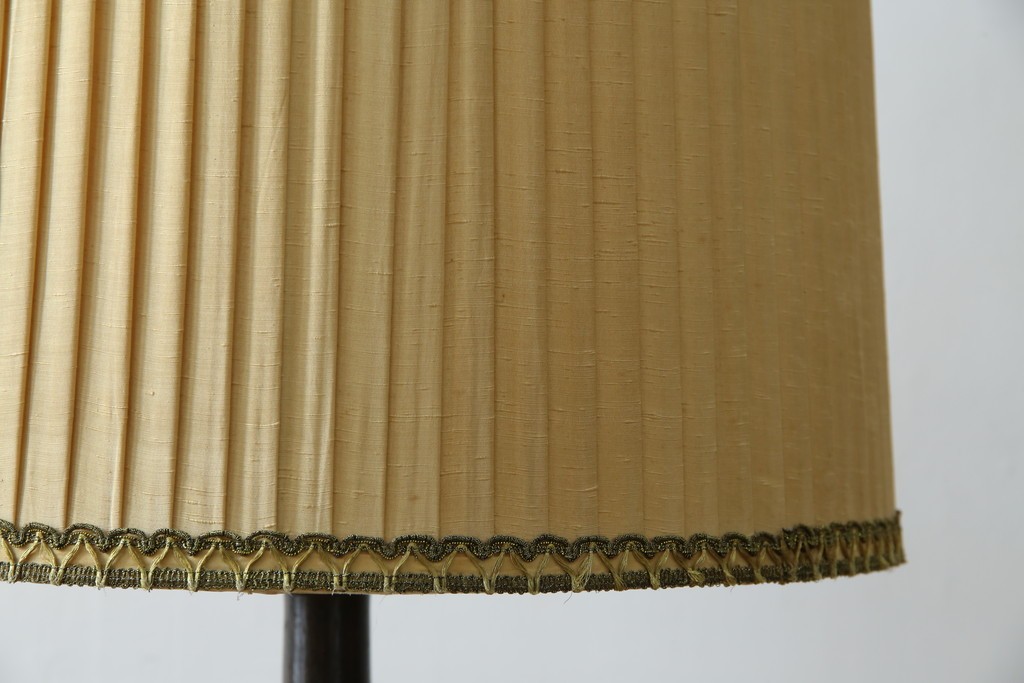 和製ヴィンテージ　大正ロマン　無垢材　挽き物脚とプリーツシェードが素敵なフロアスタンド　(R-079766)