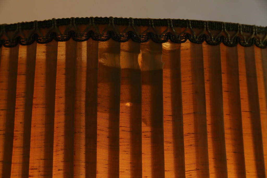 和製ヴィンテージ　大正ロマン　無垢材　挽き物脚とプリーツシェードが素敵なフロアスタンド　(R-079766)