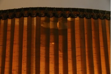 和製ヴィンテージ　大正ロマン　無垢材　挽き物脚とプリーツシェードが素敵なフロアスタンド　(R-079766)