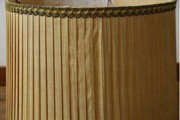 和製ヴィンテージ　大正ロマン　無垢材　挽き物脚とプリーツシェードが素敵なフロアスタンド　(R-079766)