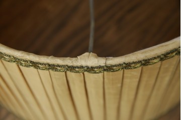 和製ヴィンテージ　大正ロマン　無垢材　挽き物脚とプリーツシェードが素敵なフロアスタンド　(R-079766)