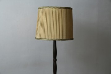 和製ヴィンテージ　大正ロマン　無垢材　挽き物脚とプリーツシェードが素敵なフロアスタンド　(R-079766)