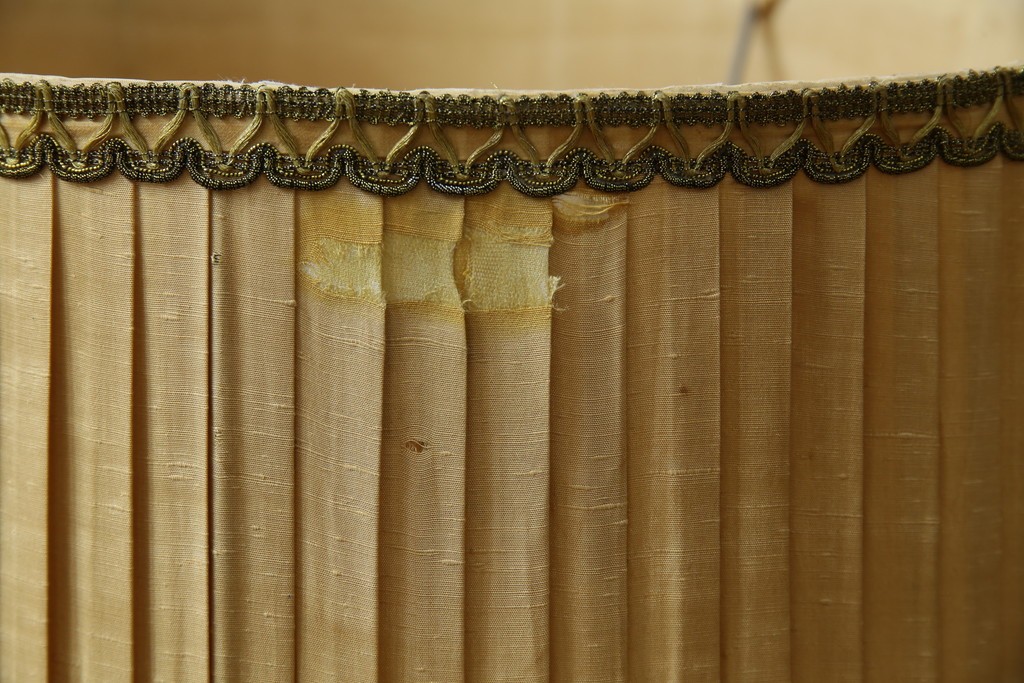 和製ヴィンテージ　大正ロマン　無垢材　挽き物脚とプリーツシェードが素敵なフロアスタンド　(R-079766)