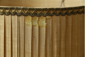 和製ヴィンテージ　大正ロマン　無垢材　挽き物脚とプリーツシェードが素敵なフロアスタンド　(R-079766)