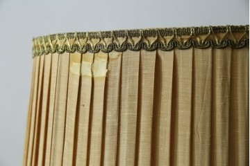 和製ヴィンテージ　大正ロマン　無垢材　挽き物脚とプリーツシェードが素敵なフロアスタンド　(R-079766)