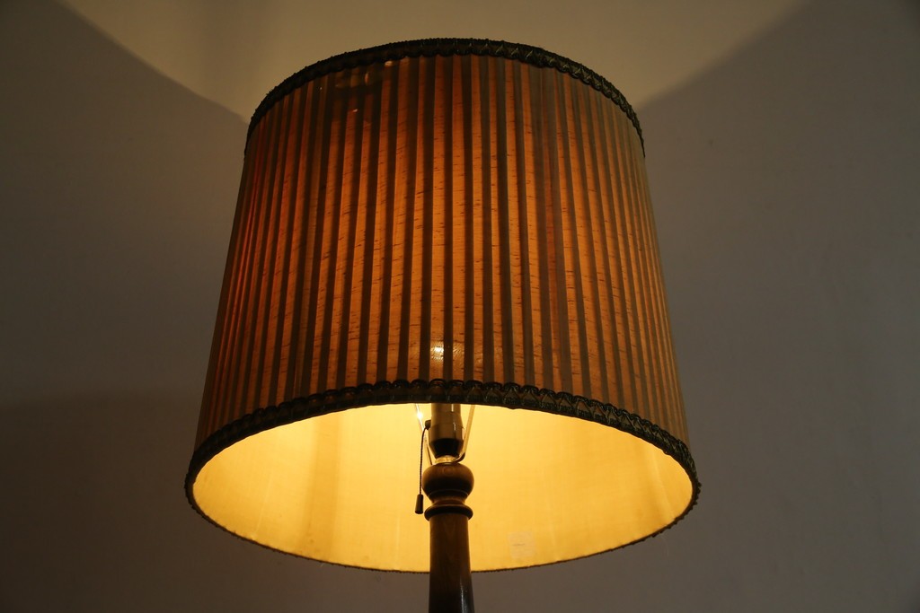 和製ヴィンテージ　大正ロマン　無垢材　挽き物脚とプリーツシェードが素敵なフロアスタンド　(R-079766)