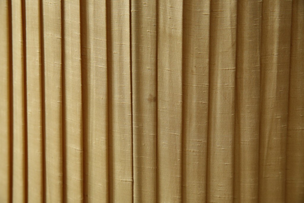 和製ヴィンテージ　大正ロマン　無垢材　挽き物脚とプリーツシェードが素敵なフロアスタンド　(R-079766)