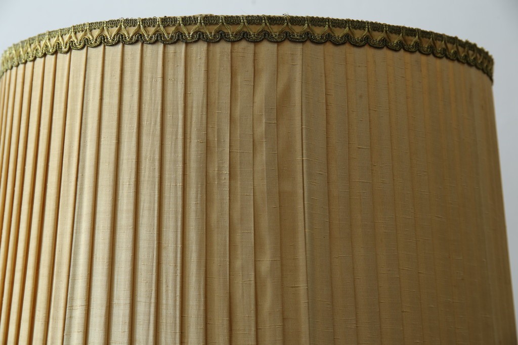 和製ヴィンテージ　大正ロマン　無垢材　挽き物脚とプリーツシェードが素敵なフロアスタンド　(R-079766)