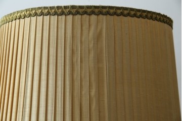 和製ヴィンテージ　大正ロマン　無垢材　挽き物脚とプリーツシェードが素敵なフロアスタンド　(R-079766)