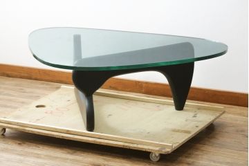 中古　リプロダクト品　イサム・ノグチ(Isamu Noguchi)　洗練されたモダンデザインが美しいセンターテーブル(コーヒーテーブル、ローテーブル、ガラステーブル、カクテルテーブル、リビングテーブル)(R-079767)