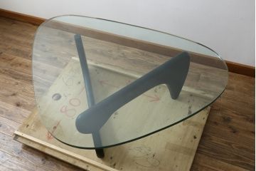 中古　リプロダクト品　イサム・ノグチ(Isamu Noguchi)　洗練されたモダンデザインが美しいセンターテーブル(コーヒーテーブル、ローテーブル、ガラステーブル、カクテルテーブル、リビングテーブル)(R-079767)