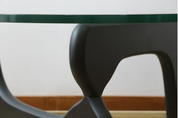中古　リプロダクト品　イサム・ノグチ(Isamu Noguchi)　洗練されたモダンデザインが美しいセンターテーブル(コーヒーテーブル、ローテーブル、ガラステーブル、カクテルテーブル、リビングテーブル)(R-079767)