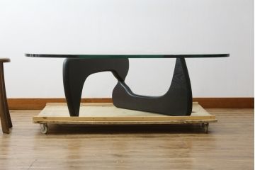 中古　リプロダクト品　イサム・ノグチ(Isamu Noguchi)　洗練されたモダンデザインが美しいセンターテーブル(コーヒーテーブル、ローテーブル、ガラステーブル、カクテルテーブル、リビングテーブル)(R-079767)