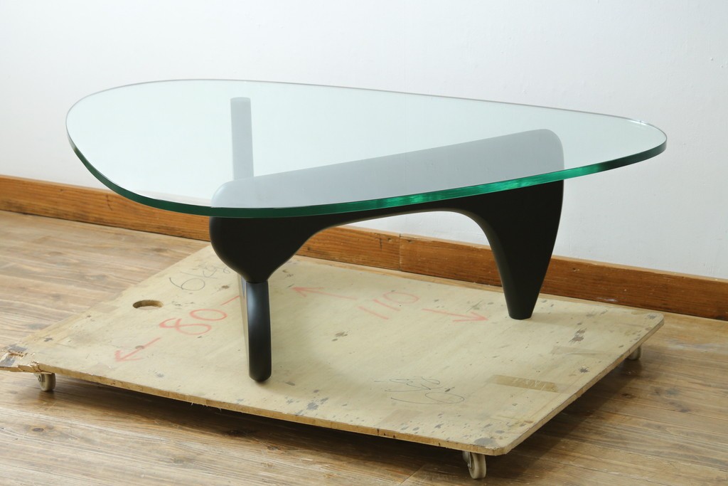 中古　リプロダクト品　イサム・ノグチ(Isamu Noguchi)　洗練されたモダンデザインが美しいセンターテーブル　(R-079767)